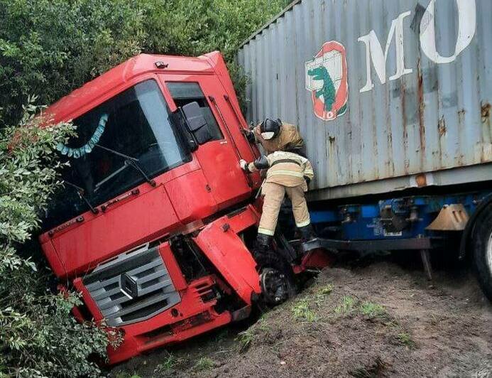 Водитель не справился с управлением: в Гурьевском районе грузовик развернуло поперёк дороги - Новости Калининграда | Фото: МЧС региона