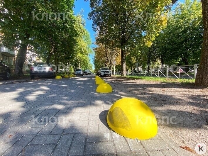 На Сергеева появились дорожные ограничители на тротуарах в виде желтков (фото) - Новости Калининграда | Фото: Александр Подгорчук / «Клопс»