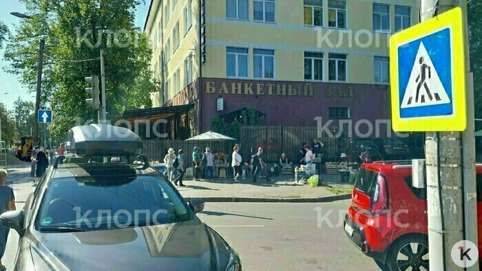 Пешеходы ходят между машинами, стоящими в парковочном кармане | Фото: «Клопс»