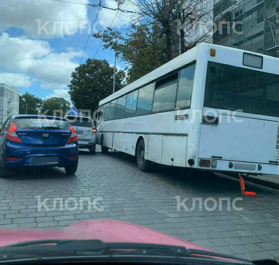 На проспекте Мира внедорожник столкнулся с рейсовым автобусом, собирается пробка - Новости Калининграда | Фото: очевидцы