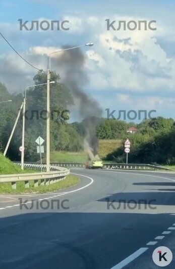 «Из машины успели выбежать трое парней»: в Черняховском районе загорелся автомобиль (фото) - Новости Калининграда | Фото очевидцев