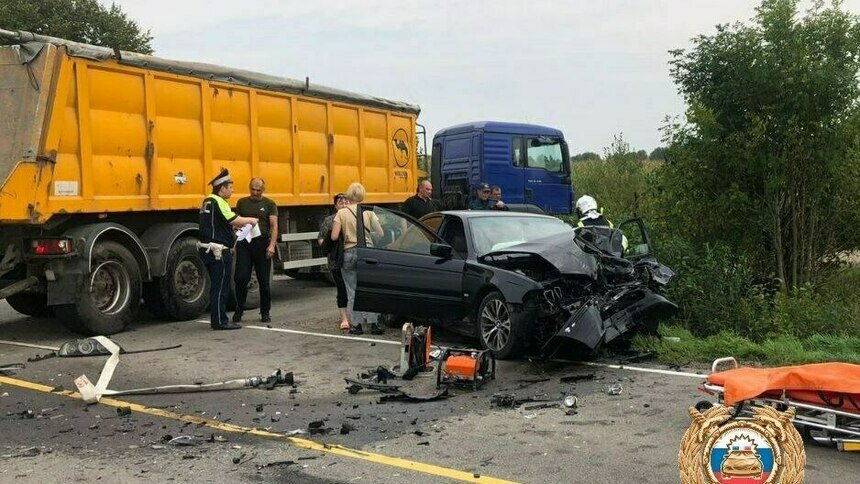 На трассе Советск — Гусев легковушка потеряла капот после удара о фуру - Новости Калининграда | Фото: пресс-служба регионального УМВД