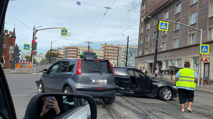 На Октябрьской из-за ДТП встали трамваи и образовалась километровая пробка (фото)   - Новости Калининграда | Фото: очевидец