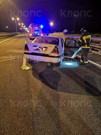 Машину кидало в отбойники: на Приморском кольце загорелся Mercedes, водитель исчез до приезда спасателей - Новости Калининграда | Фото: очевидец