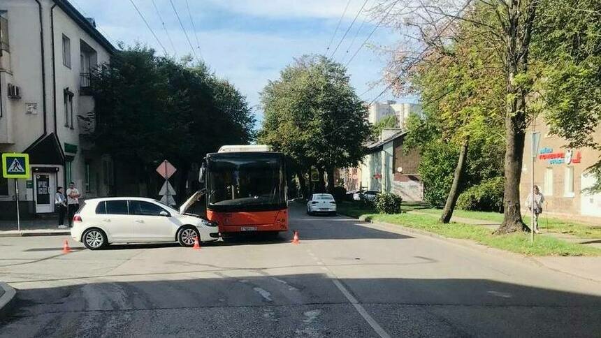 На Автомобильной легковушка врезалась в рейсовый автобус, несколько его пассажиров получили травмы - Новости Калининграда | Фото: пресс-служба УМВД России по Калининградской области