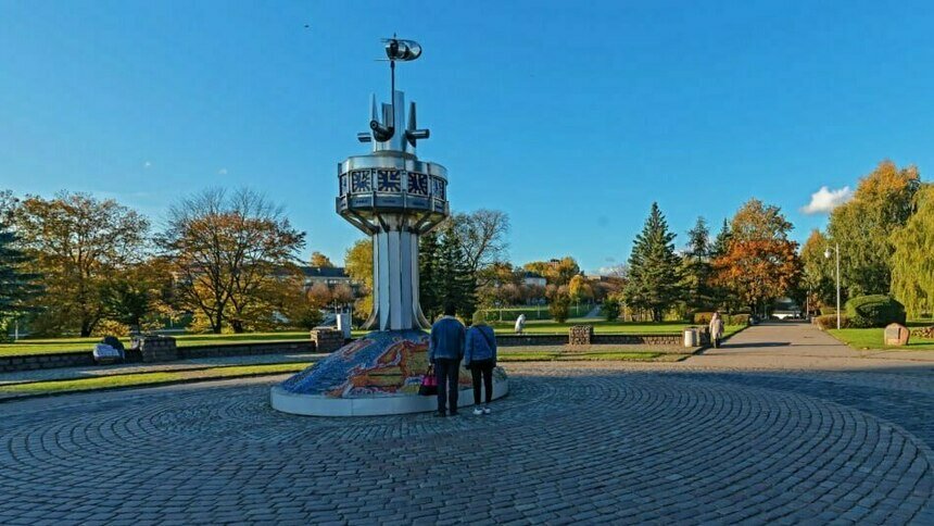 Мэрия ищет подрядчика, который отремонтирует мозаичные «Мировые часы» в сквере напротив Дома Советов - Новости Калининграда | Скриншот Google карты