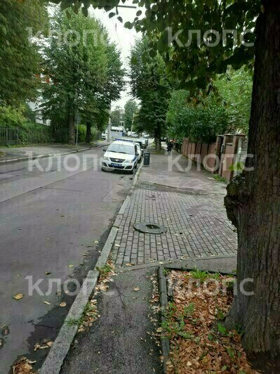 На место ЧП приехали спецслужбы, полиции и спасателям пришлось спрятаться | Фото: очевидец