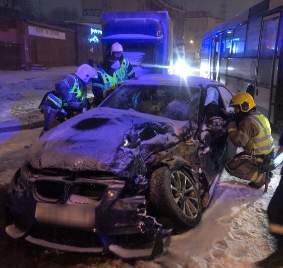 В салоне BMW нашли удостоверение полицейского: на Железнодорожной столкнулись автобус и легковушка — источник - Новости Калининграда | Фото: источник