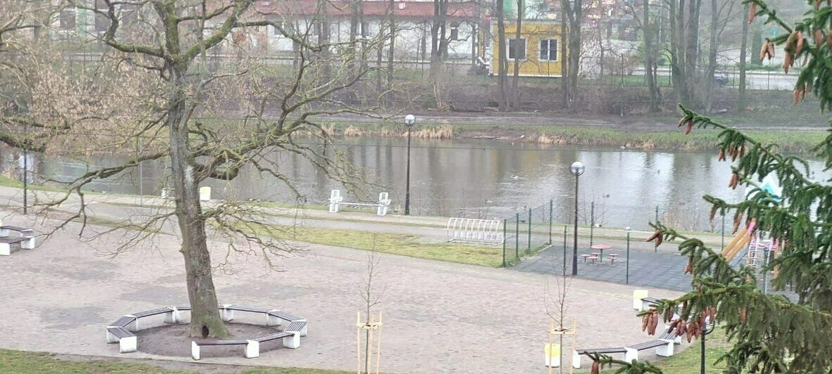 Около одной из лавочек нашли мужчину в воде | Фото предоставила Оксана