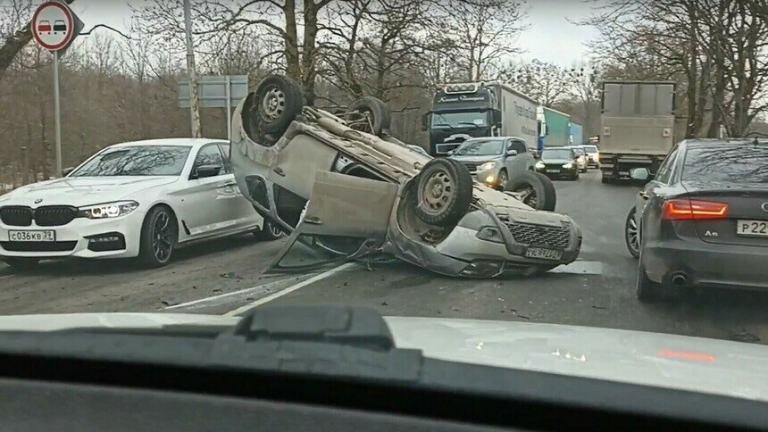 На Южном обходе перевернулся автомобиль, участникам ДТП помощь врачей не потребовалась - Новости Калининграда | Скриншот видео Ксении Илевской