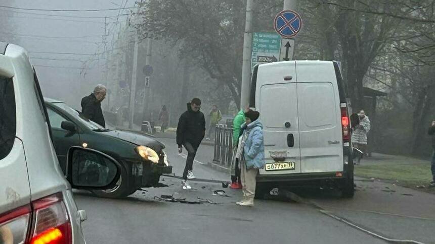 Протаранил забор: на Горького микроавтобус попал в ДТП, собирается пробка (фото, видео) - Новости Калининграда | Фото: очевидец