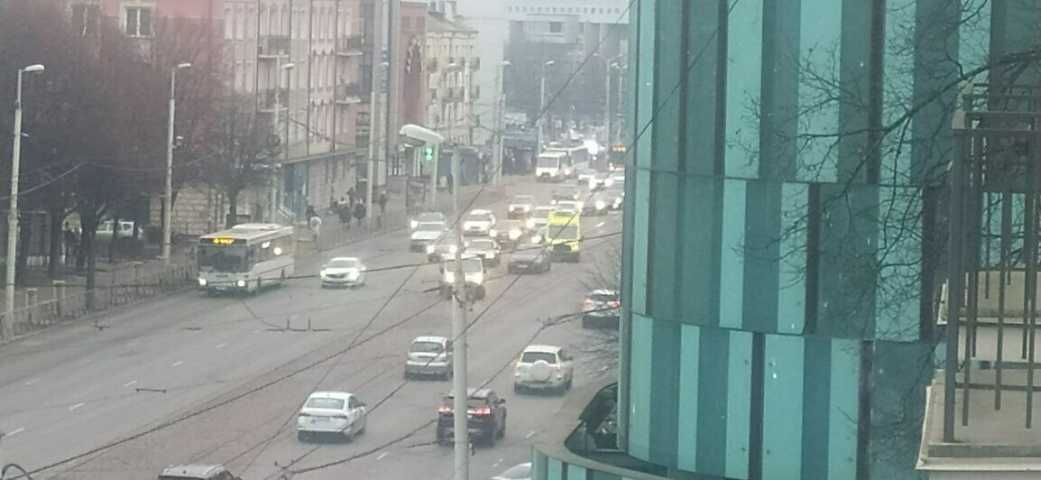 Очевидцы: на Ленинском проспекте скорая врезалась в BMW редкой модели (фото) - Новости Калининграда | Фото: Александр Пищик