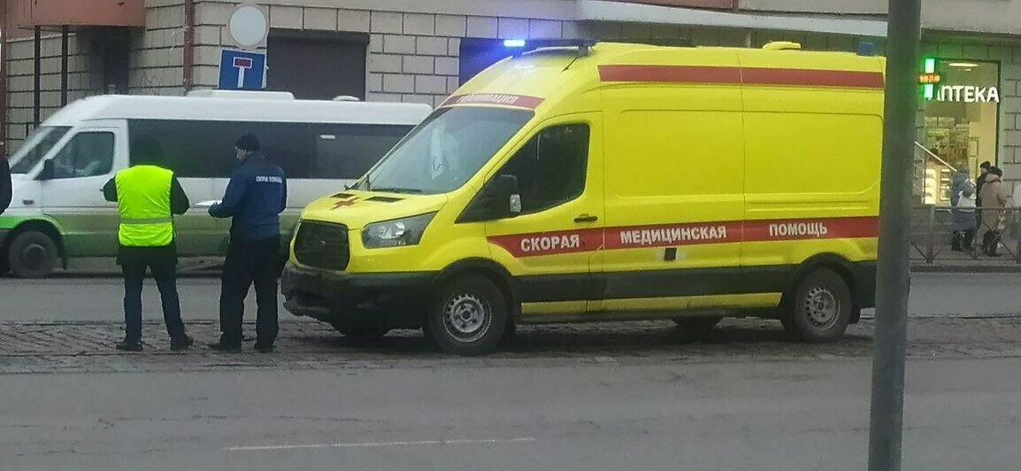 Очевидцы: на Ленинском проспекте скорая врезалась в BMW редкой модели (фото) - Новости Калининграда | Фото: Александр Пищик