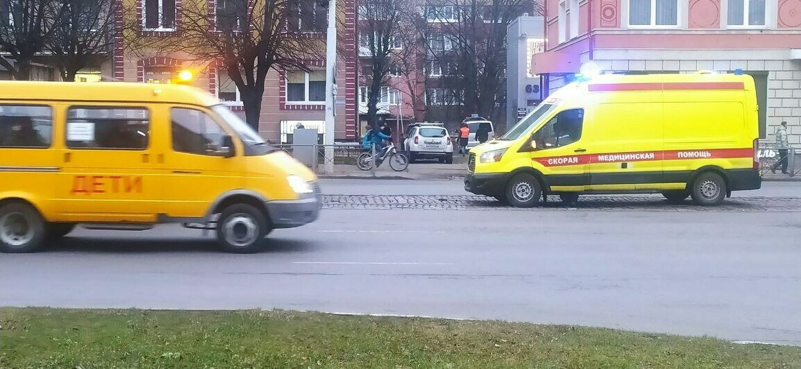 Очевидцы: на Ленинском проспекте скорая врезалась в BMW редкой модели (фото) - Новости Калининграда | Фото: Александр Пищик