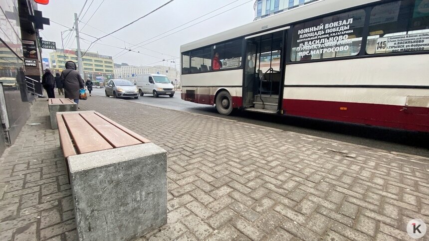 На Черняховского возле остановки междугородних автобусов поставили скамейки, а навеса не будет (фото) - Новости Калининграда | Фото: Александр Подгорчук / Архив «Клопс»