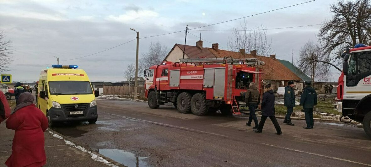 Газовый баллон успели вытащить пожарные: в Гурьевском районе загорелся жилой дом (фото) - Новости Калининграда | Фото: Очевидец