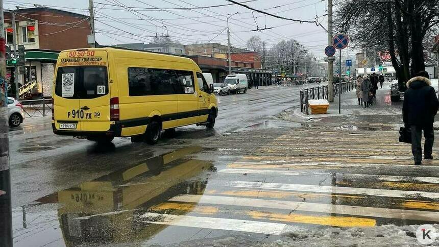 Сам себе контролёр: водитель калининградской маршрутки выбился из расписания и не давал людям рассчитаться на входе - Новости Калининграда | Фото читателя