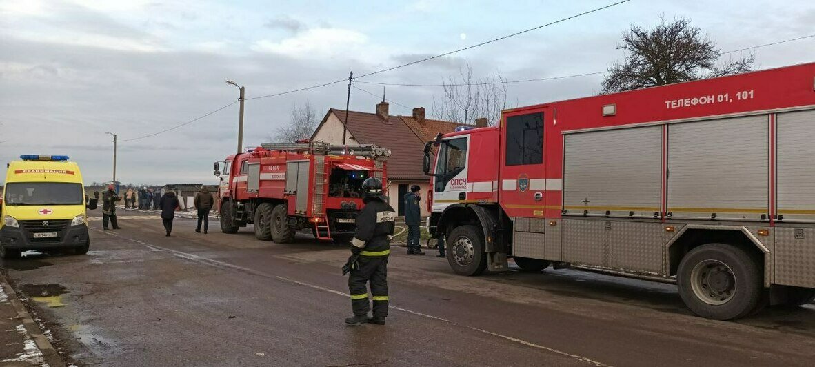 Газовый баллон успели вытащить пожарные: в Гурьевском районе загорелся жилой дом (фото) - Новости Калининграда | Фото: Очевидец