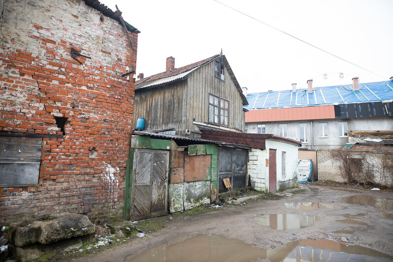 Справа тот самый дом на Володарского, 5б | Фото: Александр Подгорчук / «Клопс»