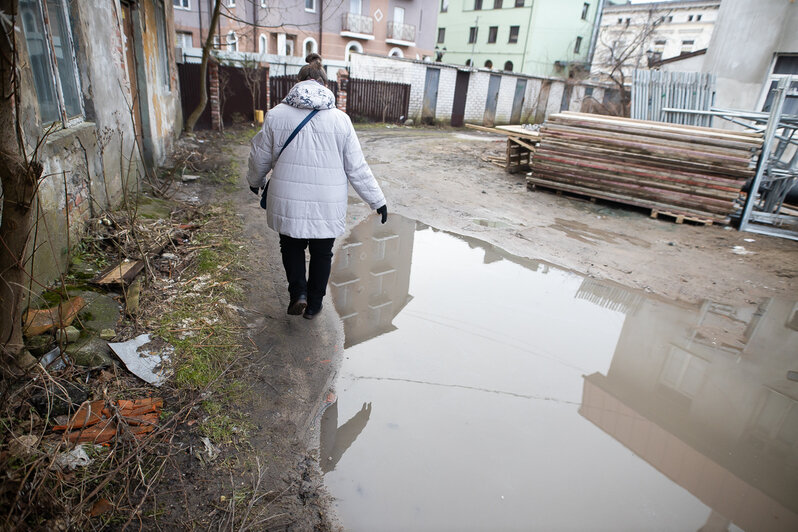 Справа тот самый дом на Володарского, 5б | Фото: Александр Подгорчук / «Клопс»