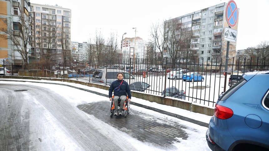 В Калининграде машину бизнесмена-колясочника дважды эвакуировали на штрафстоянку из-за жалоб соседей - Новости Калининграда | Фото: Александр Подгорчук / «Клопс»