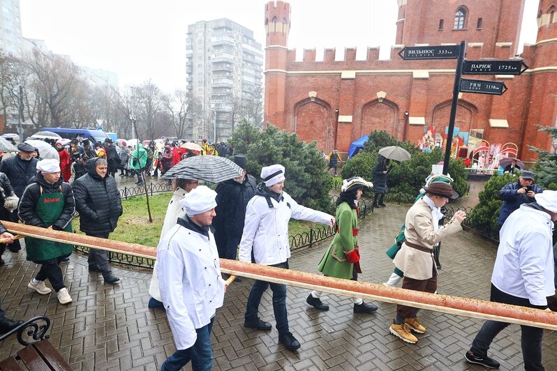 В Калининграде отмечают Праздник длинной колбасы (фоторепортаж) - Новости Калининграда | Фото: Александр Подгорчук / «Клопс»