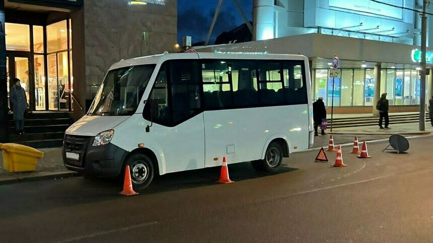 Не держалась за поручни: на Черняховского пассажирка упала в салоне маршрутки и получила травмы - Новости Калининграда | Фото: пресс-служба региональной ГИБДД