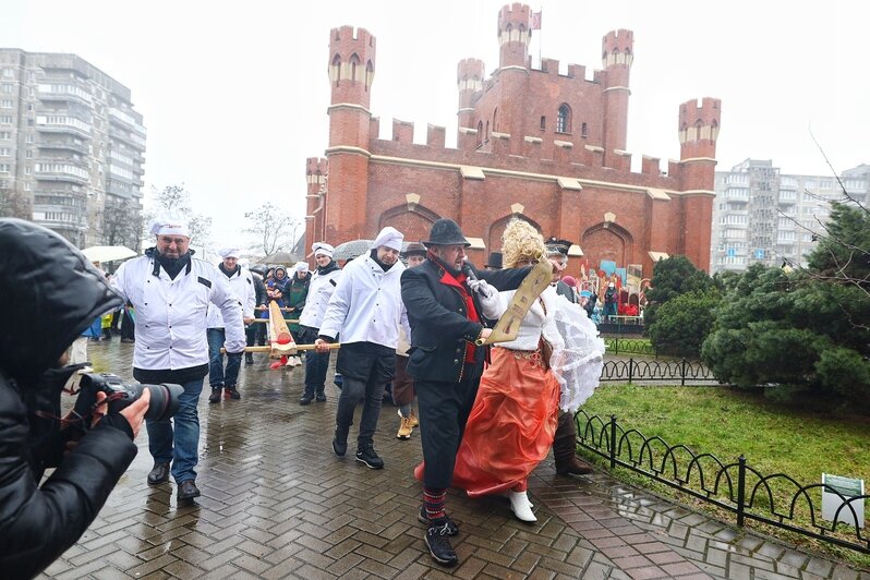 В Калининграде отмечают Праздник длинной колбасы (фоторепортаж) - Новости Калининграда | Фото: Александр Подгорчук / «Клопс»