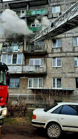 В Васильково из-за пожара в пятиэтажке эвакуировали 14 человек, в том числе 4 детей (фото) - Новости Калининграда | Фото: пресс-служба МЧС региона