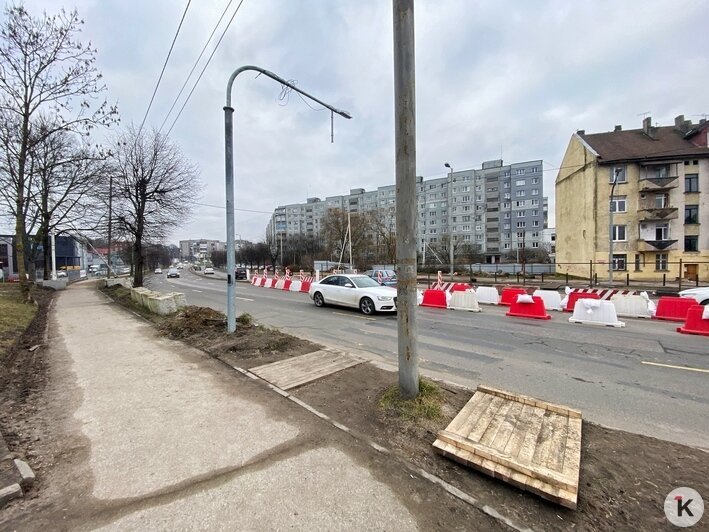 Тротуар из дерева и узкая дорога: на Буткова поменялась схема движения (фото)   - Новости Калининграда | Фото: Александр Подгорчук / «Клопс»