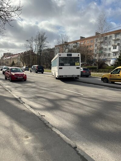 «Спас жизнь негодяю и пошёл в занос»: на Гагарина автобус перегородил проезжую часть (фото, видео)  - Новости Калининграда | Фото: Очевидцы