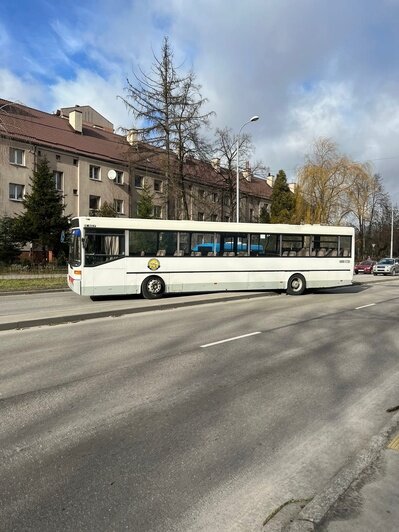 «Спас жизнь негодяю и пошёл в занос»: на Гагарина автобус перегородил проезжую часть (фото, видео)  - Новости Калининграда | Фото: Очевидцы