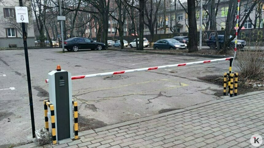 В Калининграде на Кирова снова закрыли бесплатную парковку - Новости Калининграда | Фото: «Клопс»