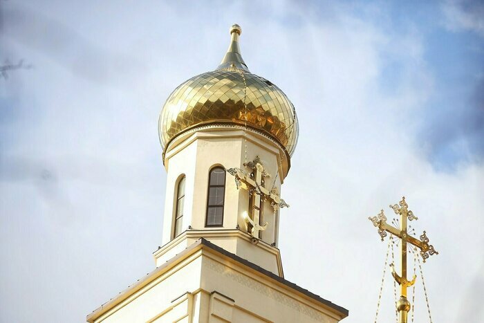 Штормовой ветер сорвал 300-килограмовый крест с купола храма святых Кирилла и Мефодия | Фото: Александр Подгорчук / «Клопс»