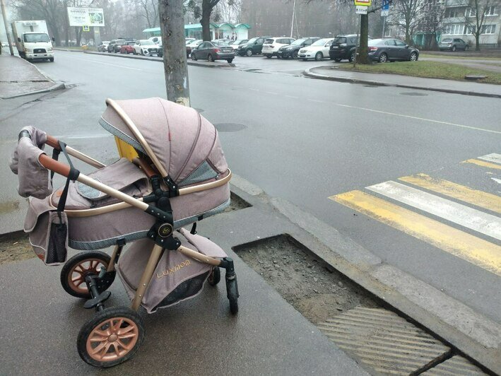 Во дворах на Невского дорога у новостроек в кратерах, на Гагарина долго меняют тактильную плитку - Новости Калининграда | Фото читателя