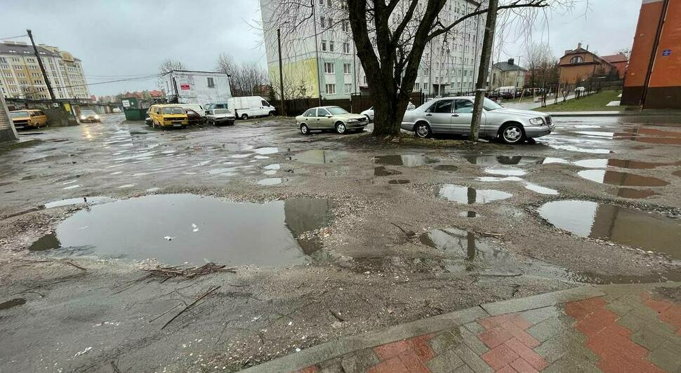 Во дворах на Невского дорога у новостроек в кратерах, на Гагарина долго меняют тактильную плитку - Новости Калининграда