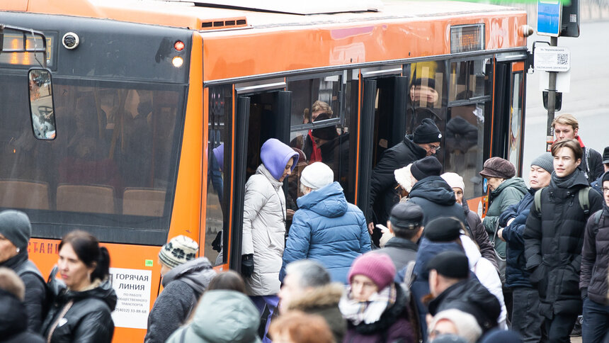 Сам себе контролёр: в Калининграде пассажиры бежали за автобусом №44, но транспорт так и не остановился - Новости Калининграда | Фото: Александр Подгорчук / Архив «Клопс»