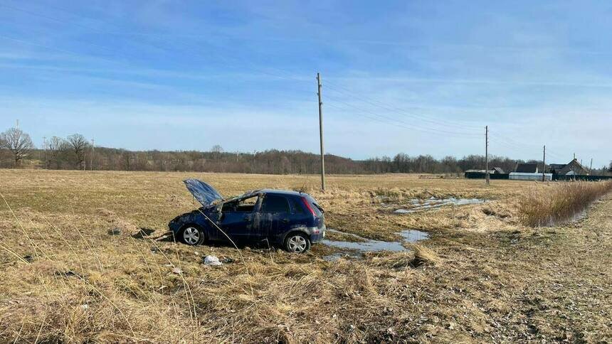 «Отвлеклась от управления»: в Краснознаменском районе легковушка вылетела в кювет и перевернулась - Новости Калининграда | Фото: пресс-служба региональной ГИБДД