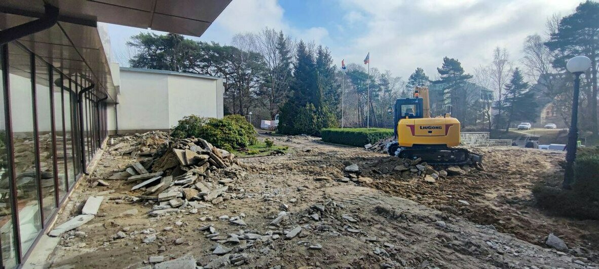 Обязательное условие — сохранить самшиты: в Светлогорске начали масштабный ремонт у здания администрации (фото) - Новости Калининграда | Фото: Telegram-канал Владимира Бондаренко