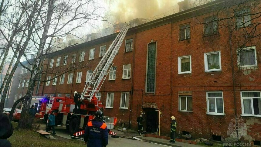 Власти Калининграда до конца марта решат, сносить ли сгоревший дом на Артиллерийской - Новости Калининграда | Фото: МЧС России