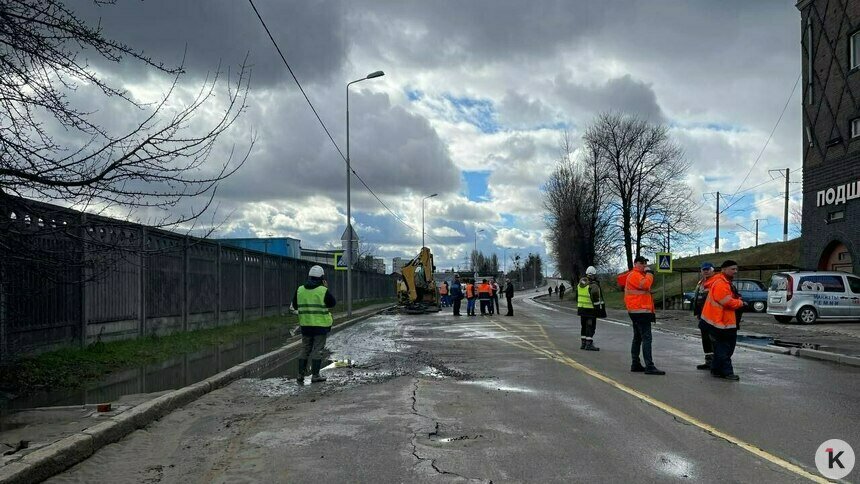 Потоп на Железнодорожной грозит провалом дороги, улицу перекрыли   - Новости Калининграда | Фото: пресс-служба «Водоканала»