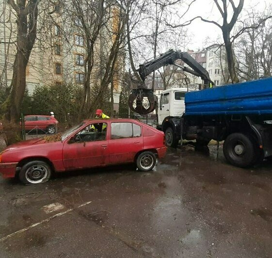 «Даже в ФСБ жаловались»: со двора на Галицкого отправили в утиль машину, хозяин которой умер 5 лет назад (фото, видео) - Новости Калининграда | Фото: Михаил Суханов