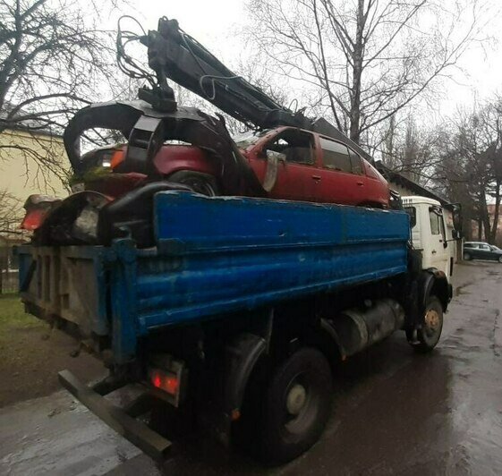 «Даже в ФСБ жаловались»: со двора на Галицкого отправили в утиль машину, хозяин которой умер 5 лет назад (фото, видео) - Новости Калининграда | Фото: Михаил Суханов