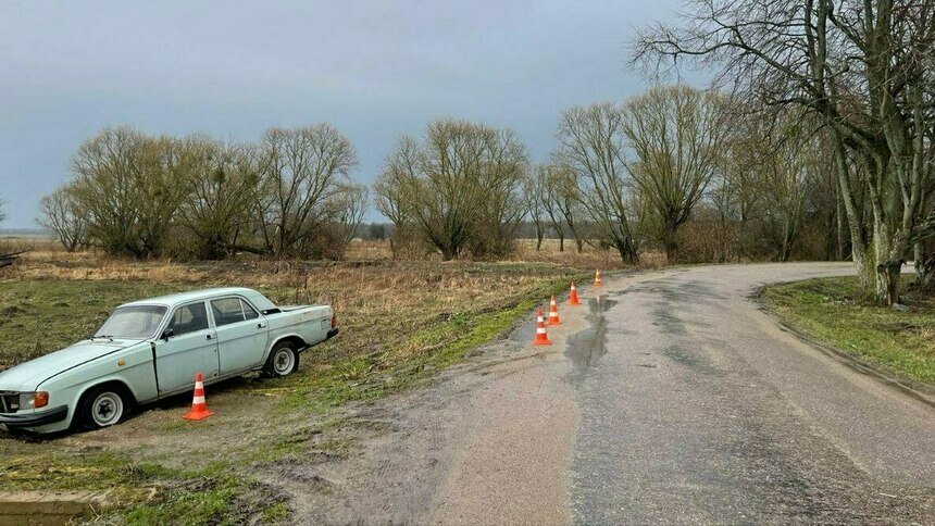 В Гурьевском районе машина вылетела с дороги и врезалась в бетонное основание, 84-летнюю пассажирку госпитализировали - Новости Калининграда | Фото: пресс-служба региональной ГИБДД