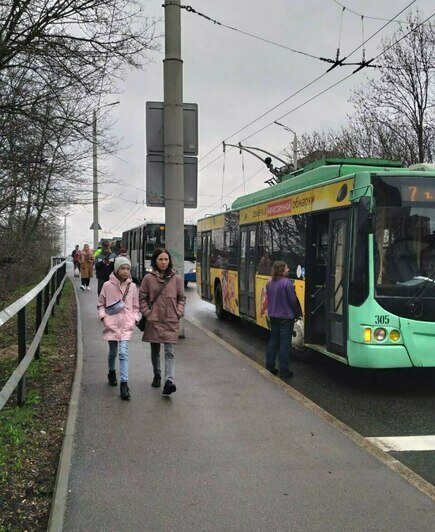 Улица Горького полностью перекрыта в сторону центра из-за аварии  — очевидцы (фото) - Новости Калининграда | Фото: читатель Лариса