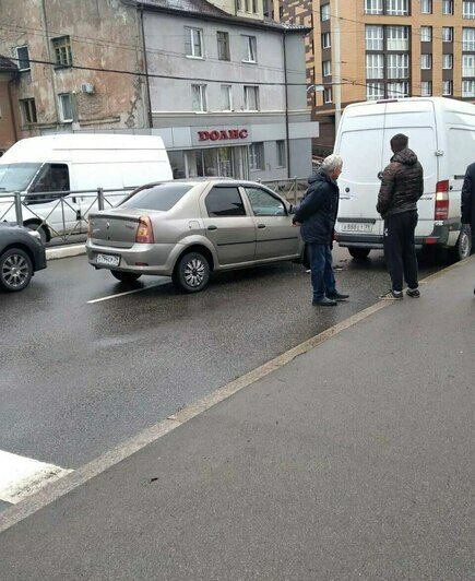 Улица Горького полностью перекрыта в сторону центра из-за аварии  — очевидцы (фото) - Новости Калининграда | Фото: читатель Лариса