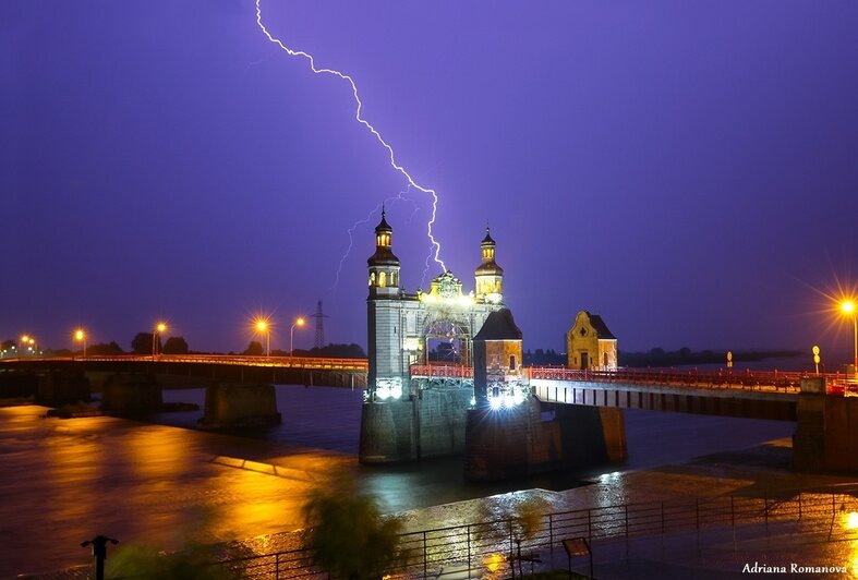 Мечтала запечатлеть молнию: фотограф из Советска снимает необычные явления над мостом Королевы Луизы - Новости Калининграда | Фото: Адриана Романова