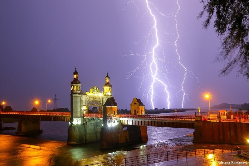 Мечтала запечатлеть молнию: фотограф из Советска снимает необычные явления над мостом Королевы Луизы - Новости Калининграда | Фото: Адриана Романова