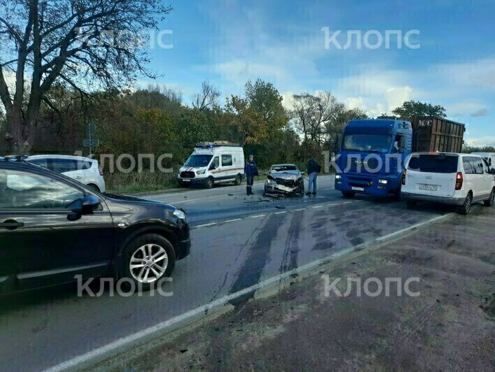 На Южном обходе Калининграда столкнулись две легковушки, беременную женщину увезли в больницу (фото)   - Новости Калининграда | Фото: очевидец