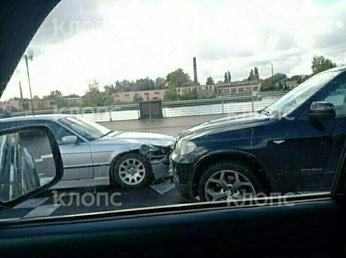 Иномарки столкнулись рядом со стадионом | Фото: очевидец